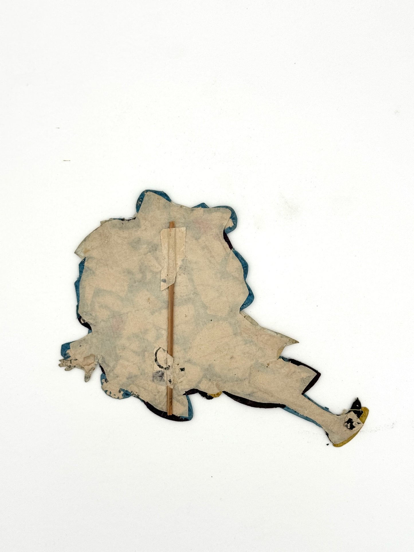 Okiyage japonais représentant un danseur en kimono bleu en tissu, dans une posture dynamique, avec visage peint à la main et accessoires suspendus, vu de dos