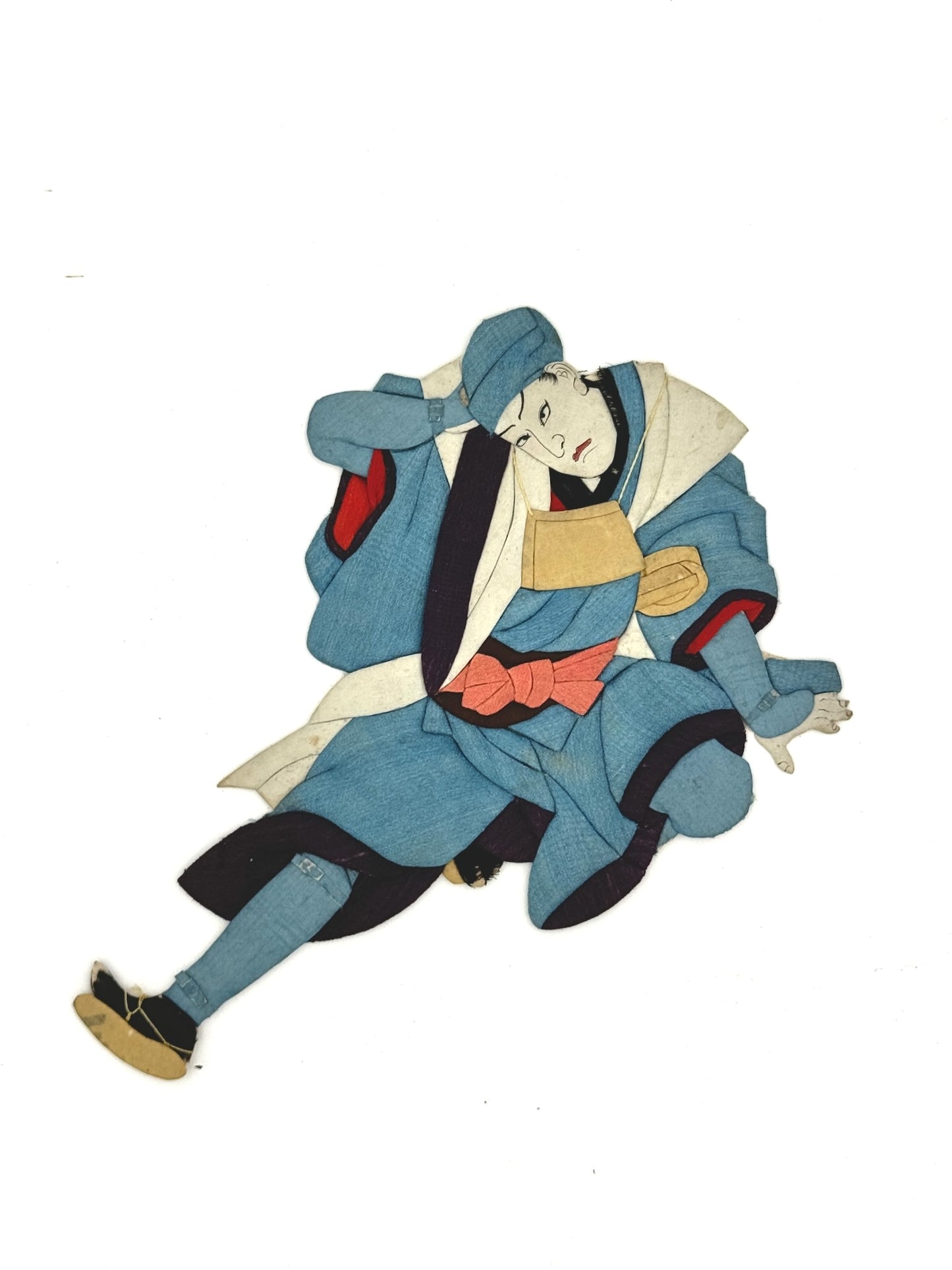 Okiyage japonais représentant un danseur en kimono bleu en tissu, dans une posture dynamique, avec visage peint à la main et accessoires suspendus