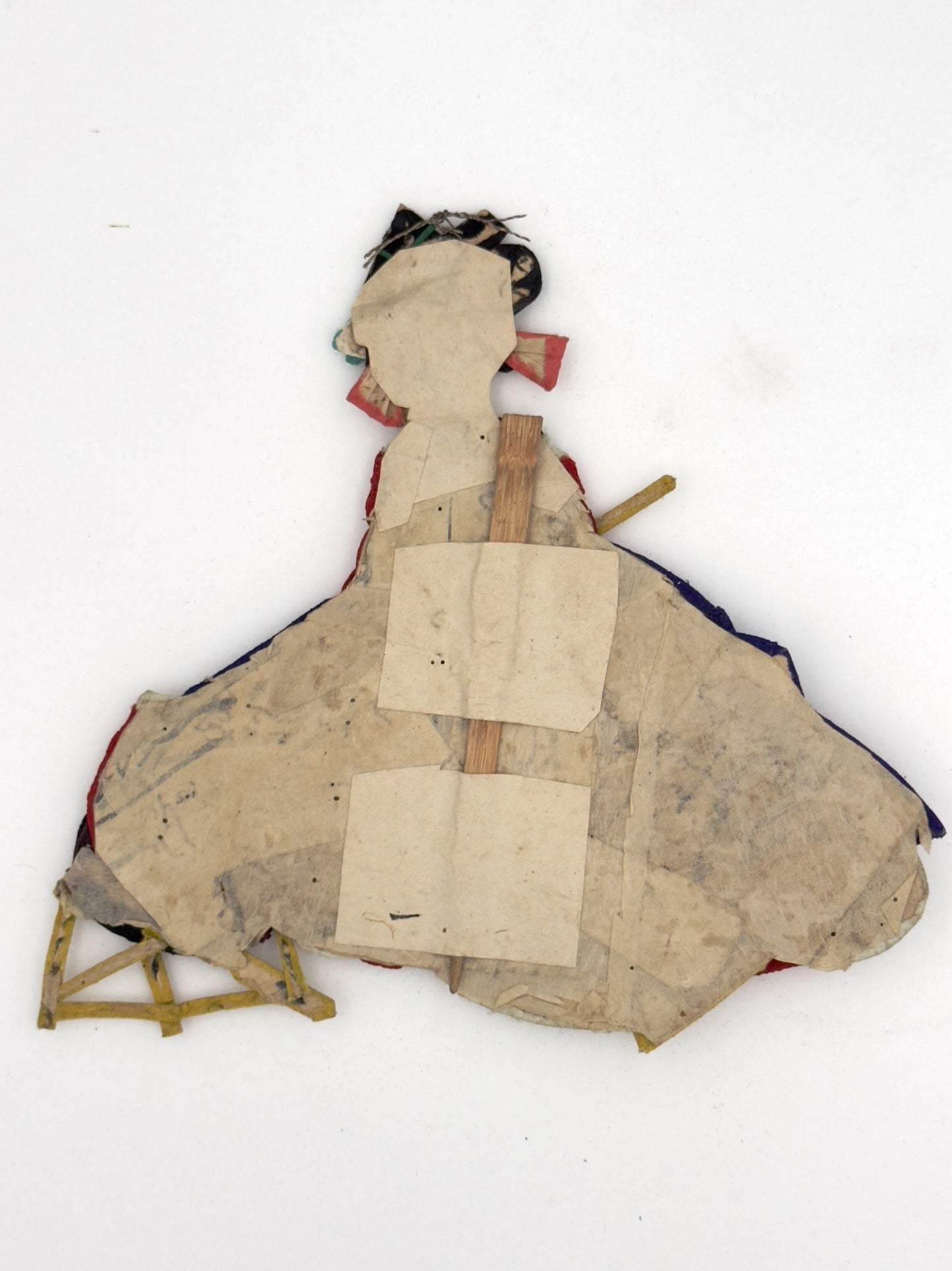 Okiyage japonais représentant une femme jouant du tambour, vêtue d’un kimono rouge brodé, coiffée de fleurs et rubans, réalisée en tissu, vu de dos