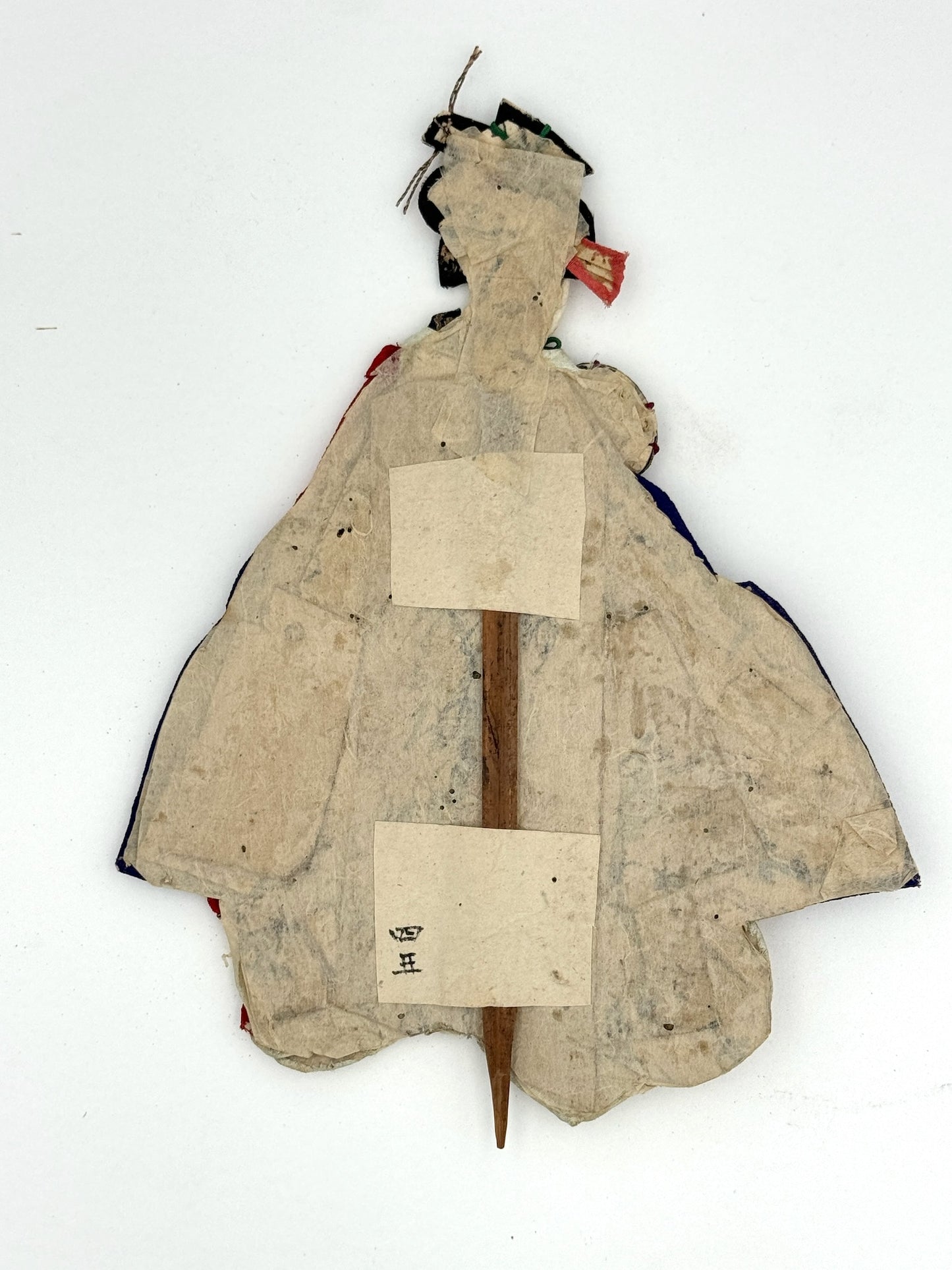 Okiyage japonais représentant une femme en kimono rouge brodé tenant un tambour tsuzumi, réalisée en tissu ancien avec coiffure et accessoires traditionnels, vu de dos