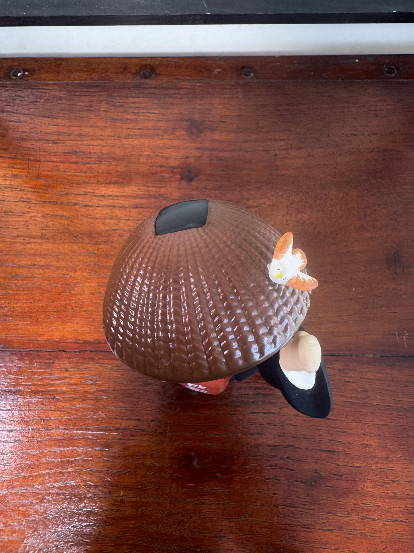 statuette enfant pèlerin en céramique japonaise avec chapeau et bâton, vu de dessus