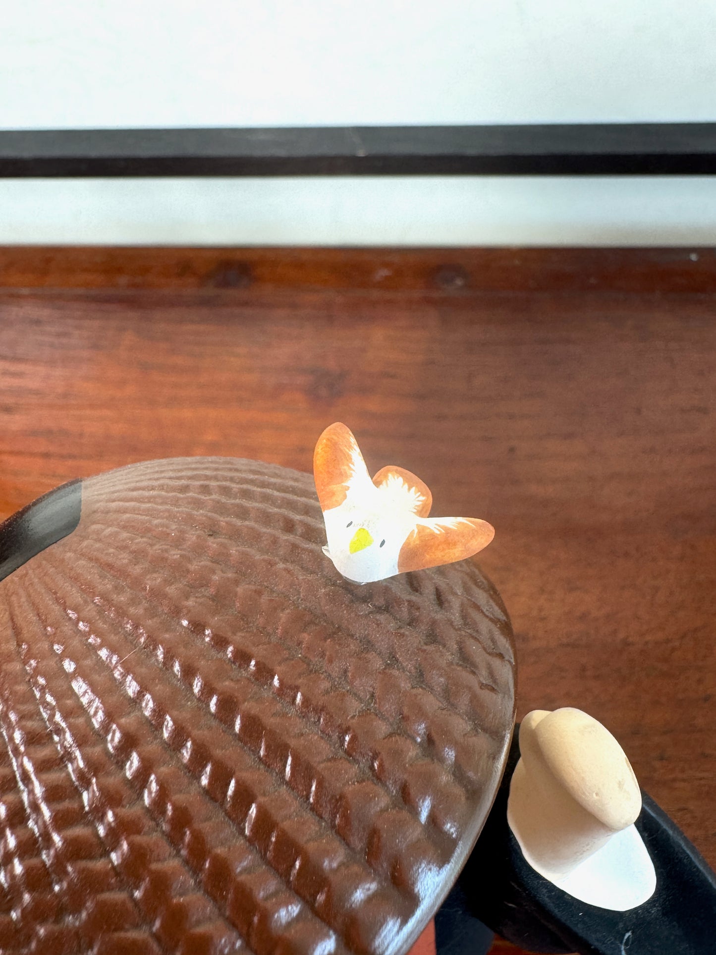 statuette enfant pèlerin en céramique japonaise avec chapeau et bâton, gros plan sur l'oiseau posé sur le chapeau