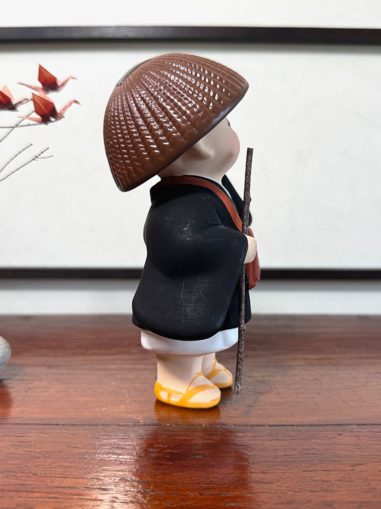 statuette enfant pèlerin en céramique japonaise avec chapeau et bâton, profil droit