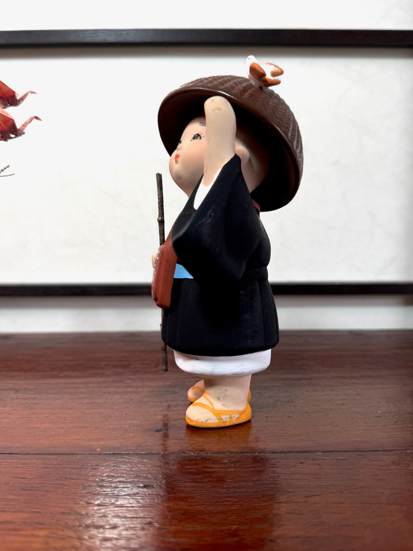 statuette enfant pèlerin en céramique japonaise avec chapeau et bâton, profil gauche