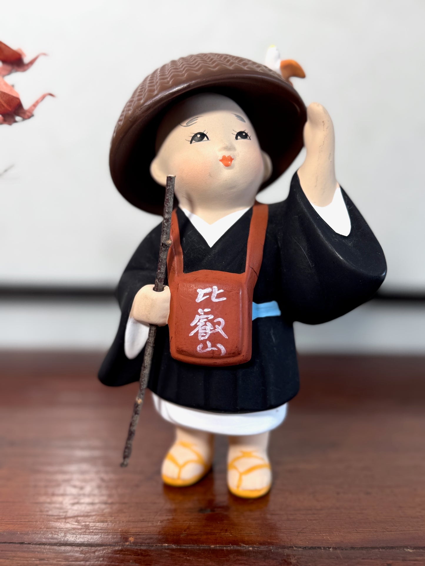 statuette enfant pèlerin en céramique japonaise avec chapeau et bâton