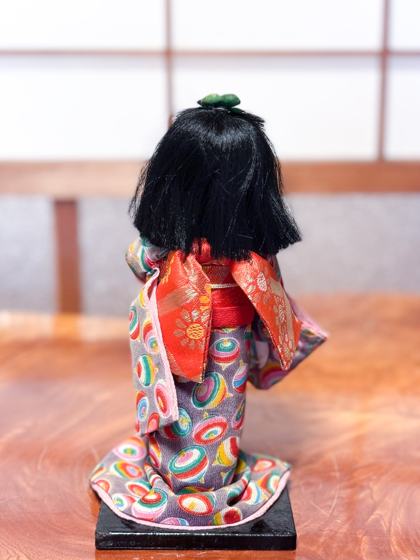 poupée japonaise Ichimatsu en kimono avec grue rouge en origami, vu de dos