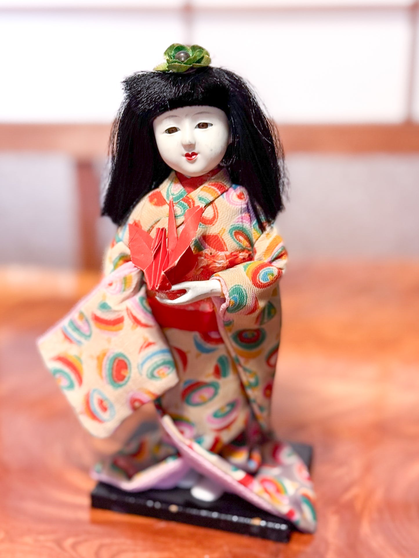 poupée japonaise Ichimatsu en kimono avec grue rouge en origami, le visage