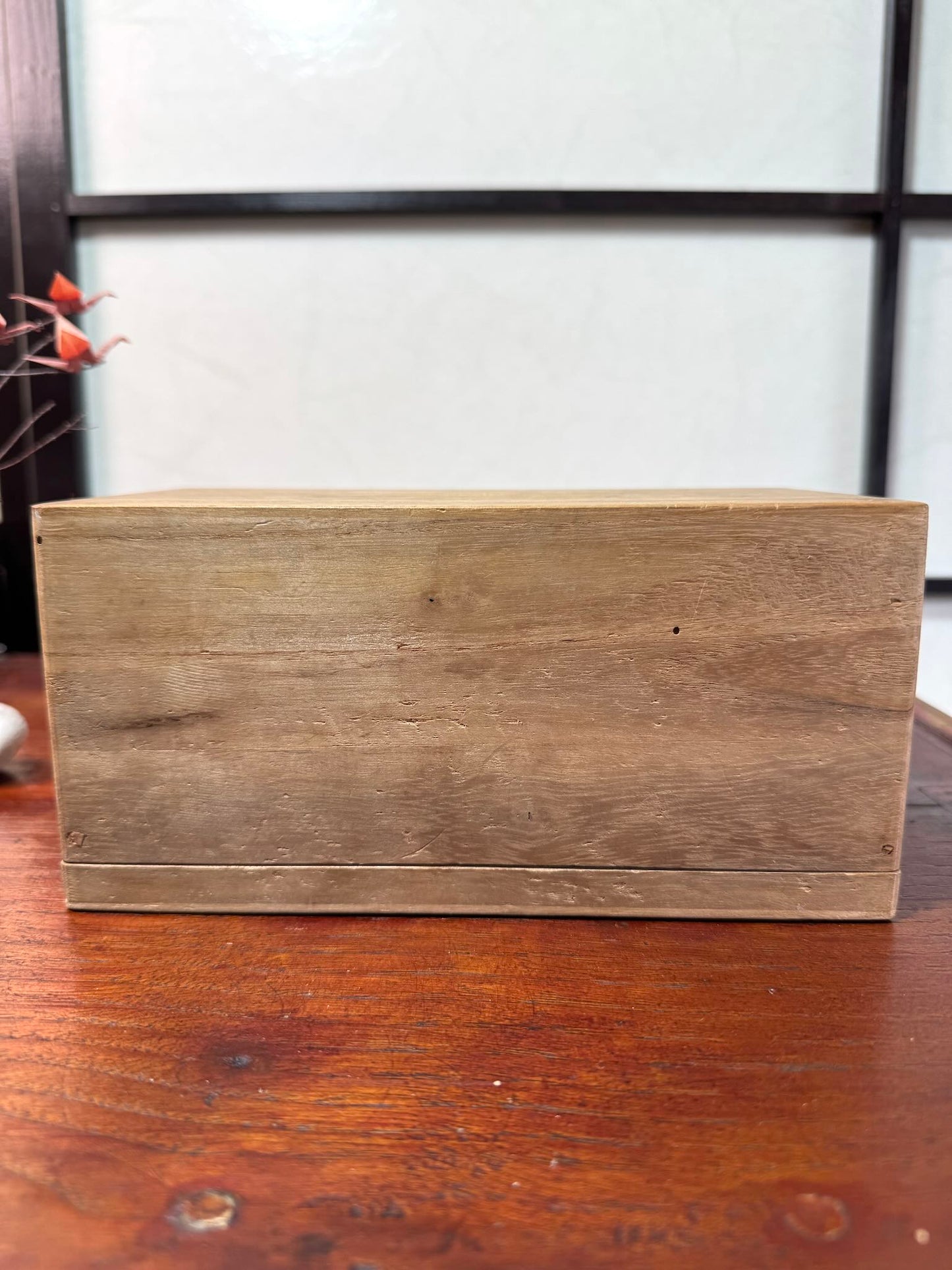 Poupée japonaise ancienne bébé couché en terre cuite sur boite en bois, l boite seule