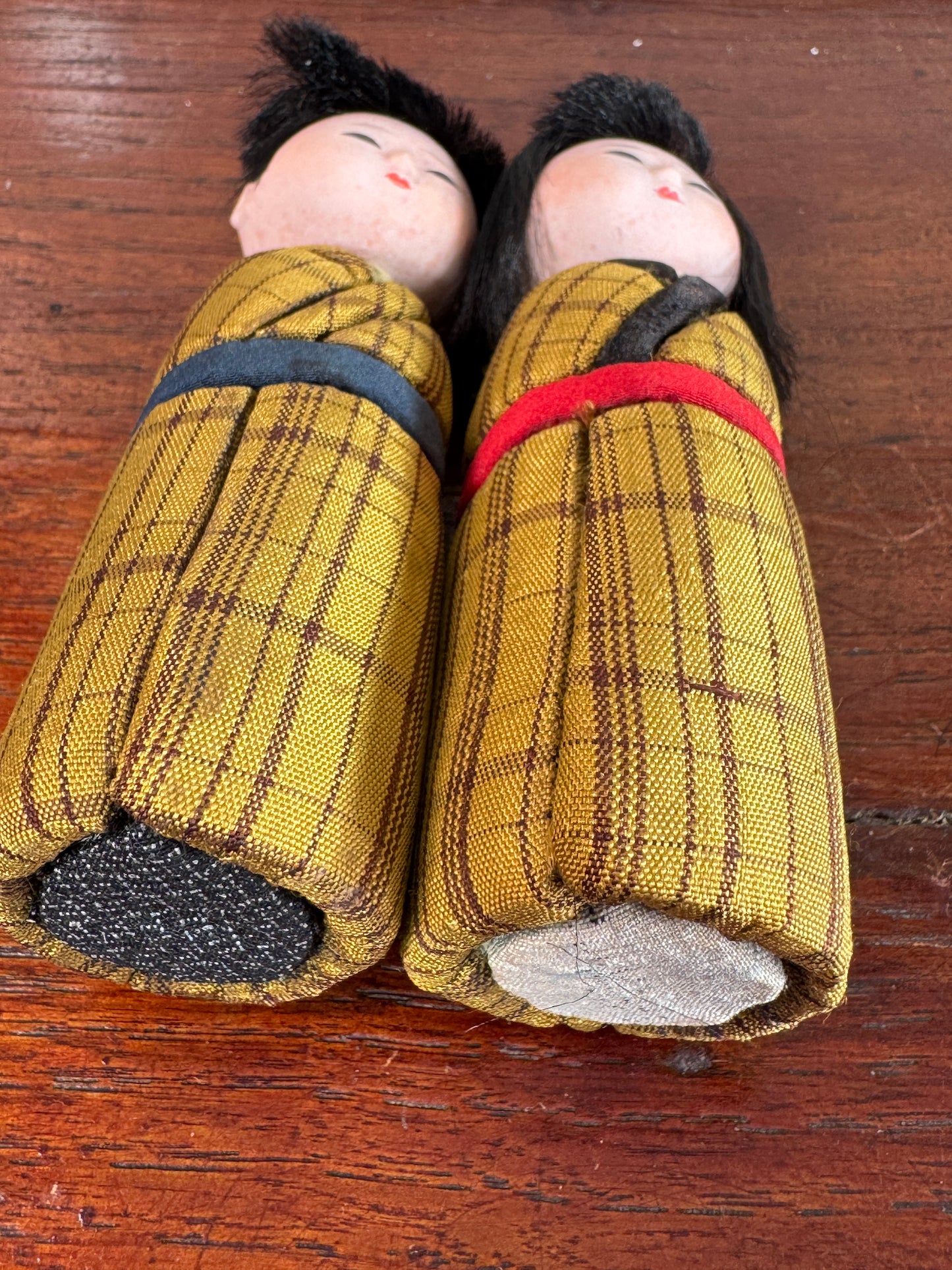 Couple de poupées japonaise kimekomi en kimono jaune, couchée
