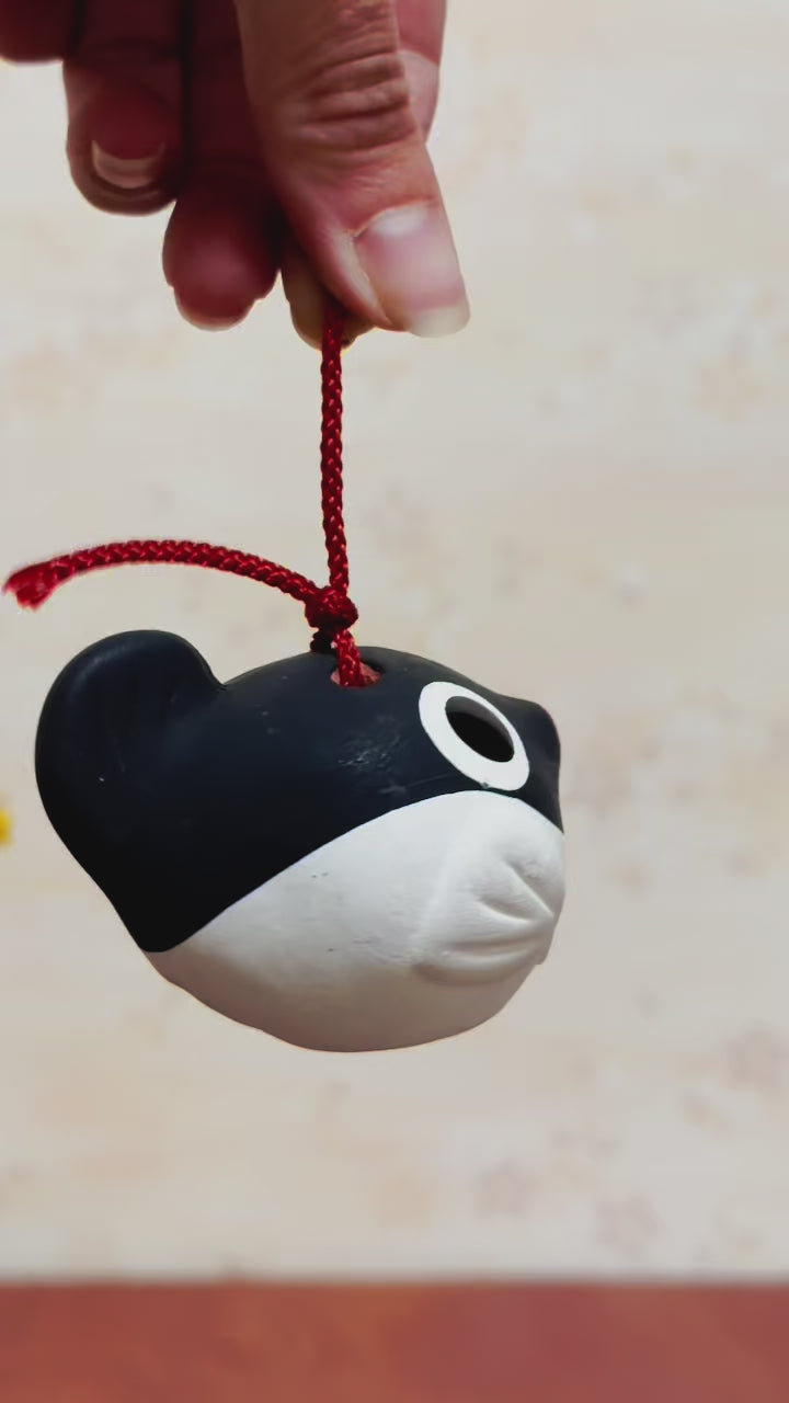 Clochette japonaise en céramique en forme de fugu noir et blanc avec cordelette rouge, vidéo