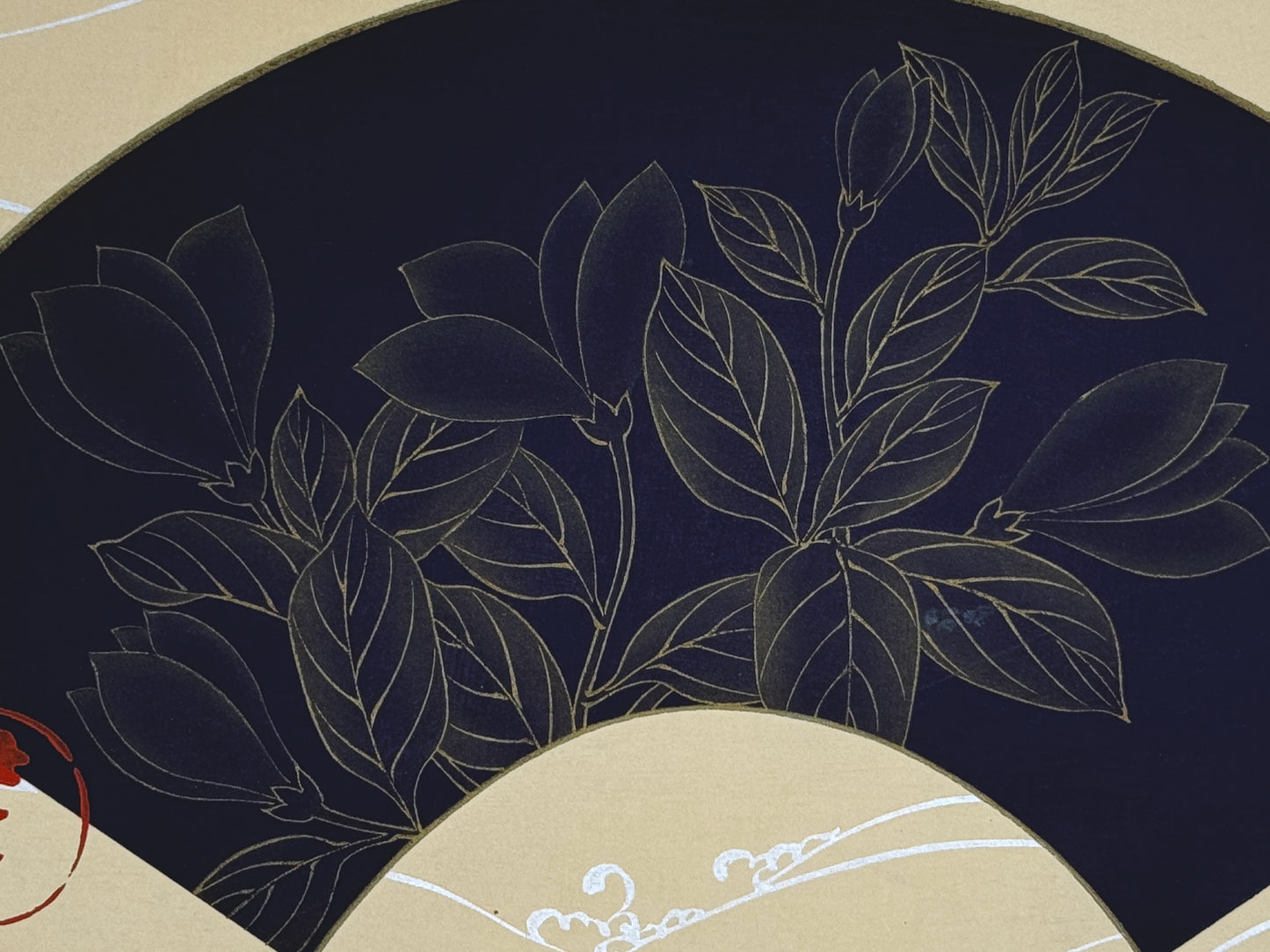 estampe japonaise école Rinpa de sotatsu, fleurs or sur fond bleu forme éventail sur fond beige motif vagues argentées