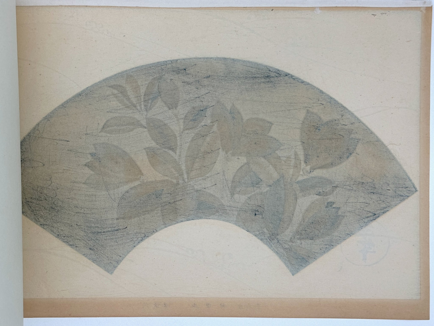 estampe japonaise école Rinpa de sotatsu, fleurs or sur fond bleu forme éventail sur fond beige motif vagues argentées dos