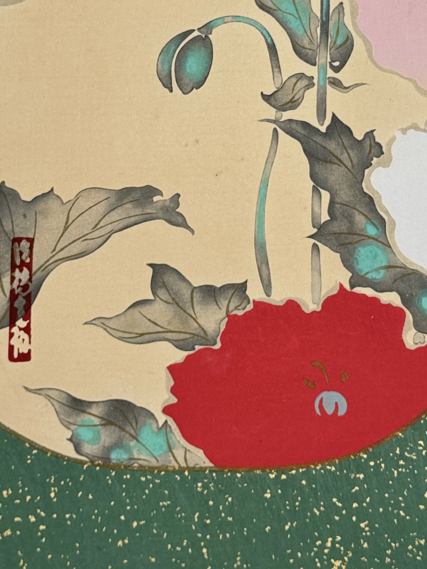 estampe japonaise école Rinpa, fleurs de pavots sur forme uchiwa sur fond vert maki-e forme éventail, gros plan sur pavot rouge