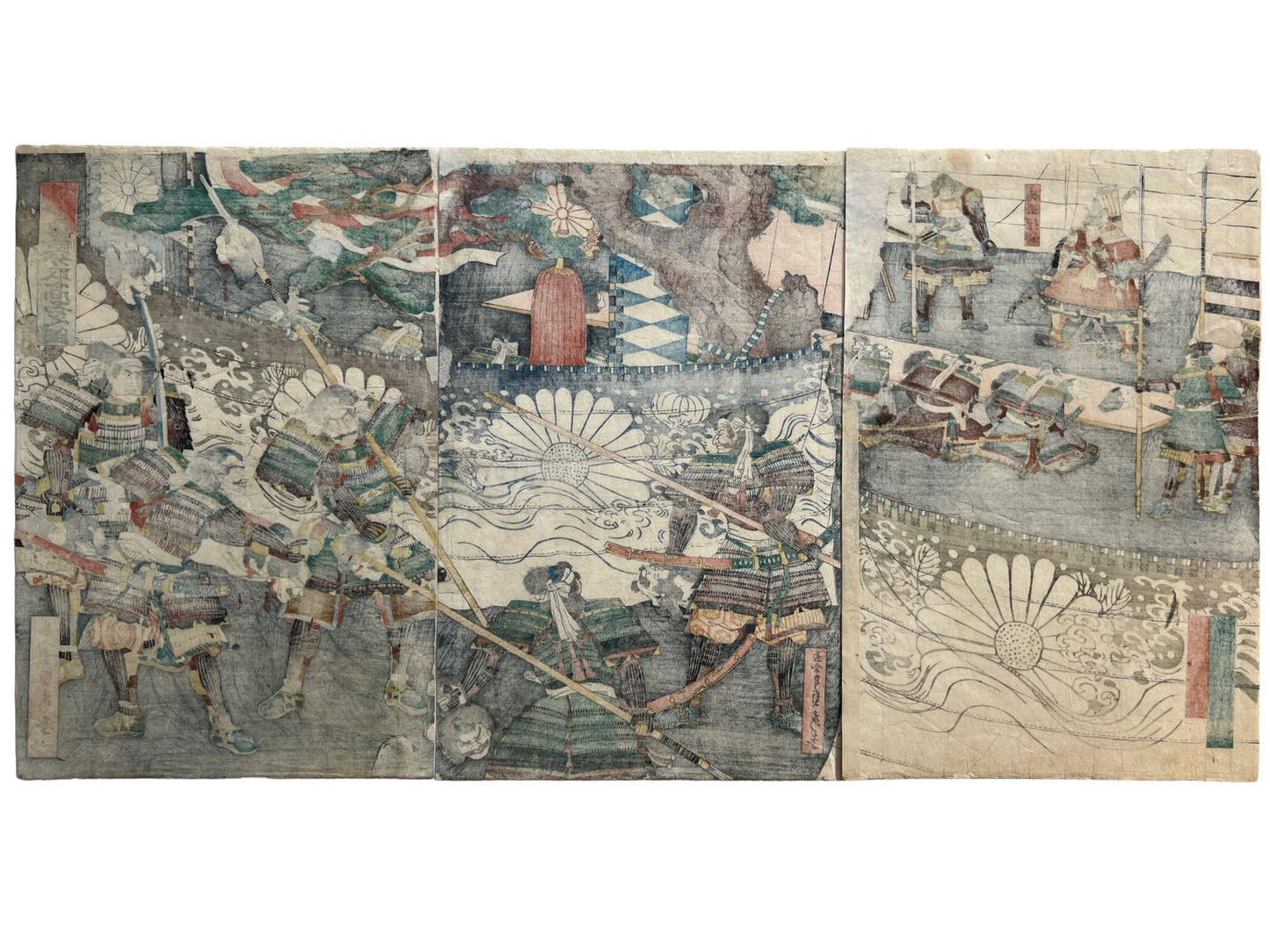 triptyque estampe japonaise samouraï portant des têtes coupées au bout de leurs lances, partie cebtrale samouraï en armure de profil avec têtes coupées dans ses mains