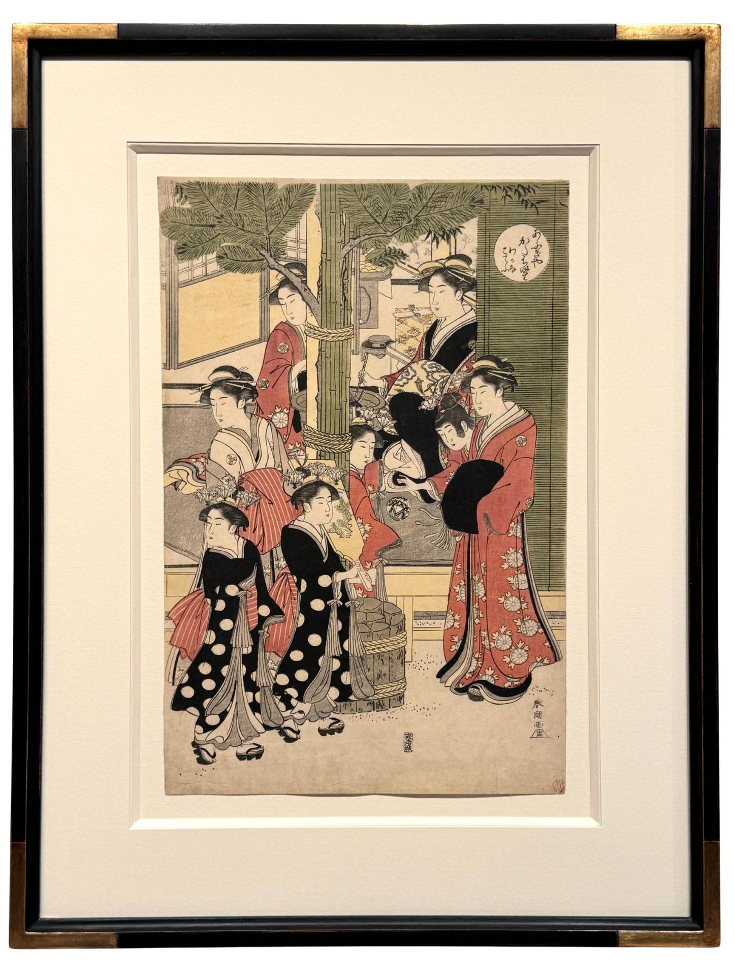Estampe japonaise encadrée de Shunchô Katsukawa représentant la courtisane Katachino entourée de ses kamuro au Nouvel An, avec cadre noir à angles dorés.