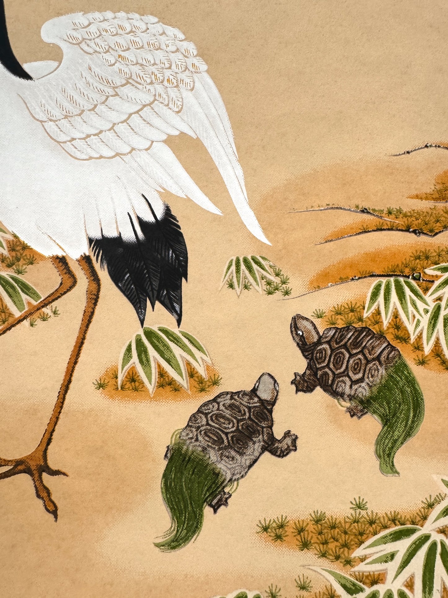Sérigraphie japonaise de deux grues et deux tortues face au soleil levant. détails plumes et carapace des tortues. Sol de bord de mer.