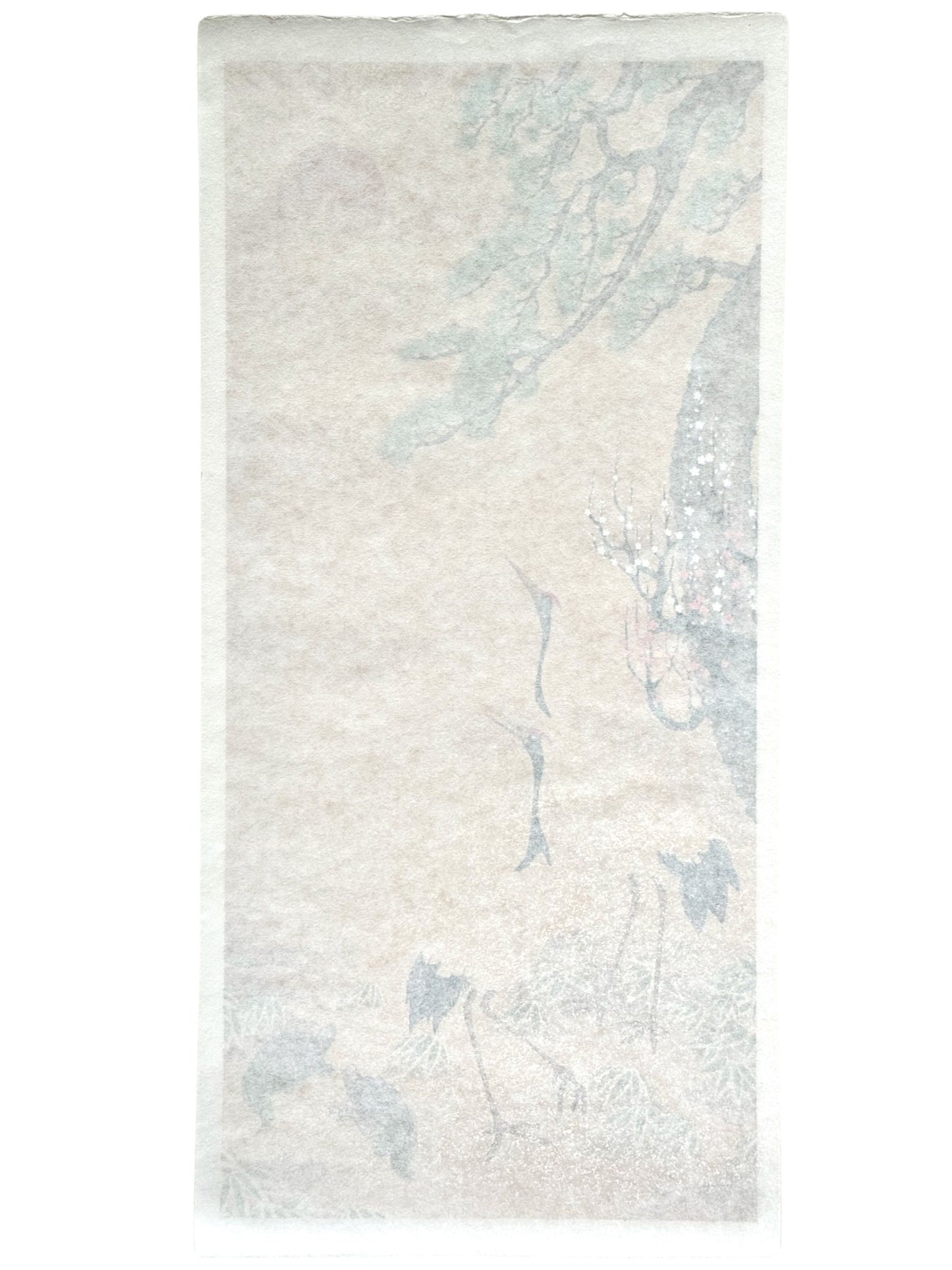 Sérigraphie japonaise de deux grues et deux tortues face au soleil levant. Grand pin et branche de cerisier. Soleil rouge levant derrière nuages. Dos sérigraphie.