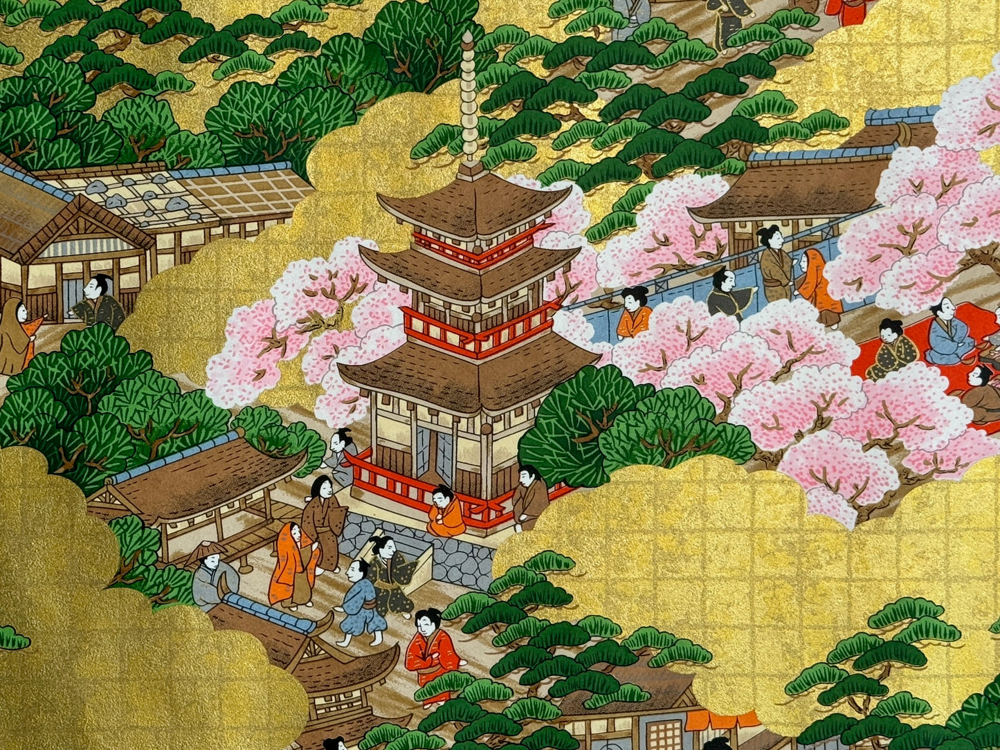 Sérigraphie Japonaise automne et printemps dans un village. Pagode 2étages érable et cerisier japonais, pins. personnages autour priant, marchant.