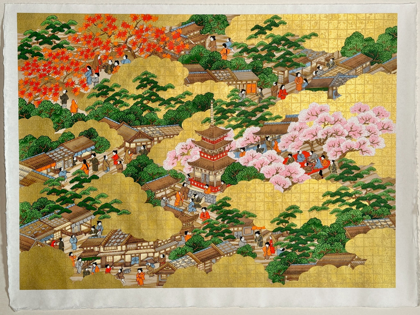 Sérigraphie Japonaise automne et printemps dans un village. Scène de vie avec personnages, maisons traditionnelles. Pagode érable et cerisier japonais, pins.