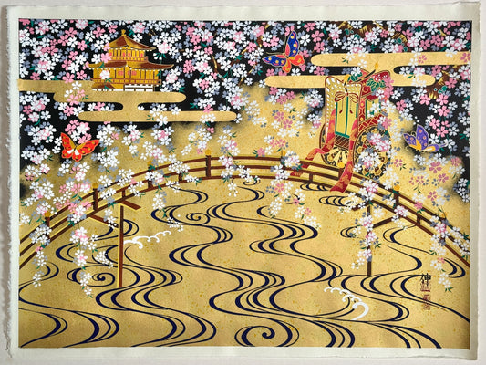 Sérigraphie Japonaise, printemps au pavillon d'or, palanquin coloré. Motifs traditionnel brume dorée. Cerisiers pleureurs descendant en cascade, pont arqué au dessus de rivière dorée vague bleues. 3 Papillons volent.