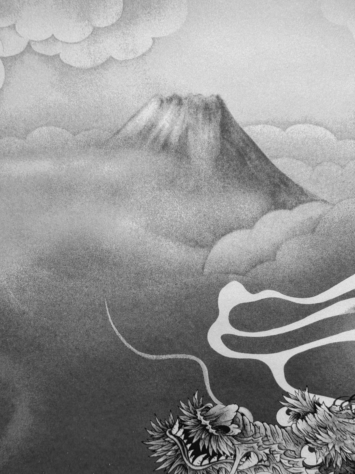 Sérigraphie Japonaise d'un Dragon et du Mont Fuji. Nuages épais blanc et gris