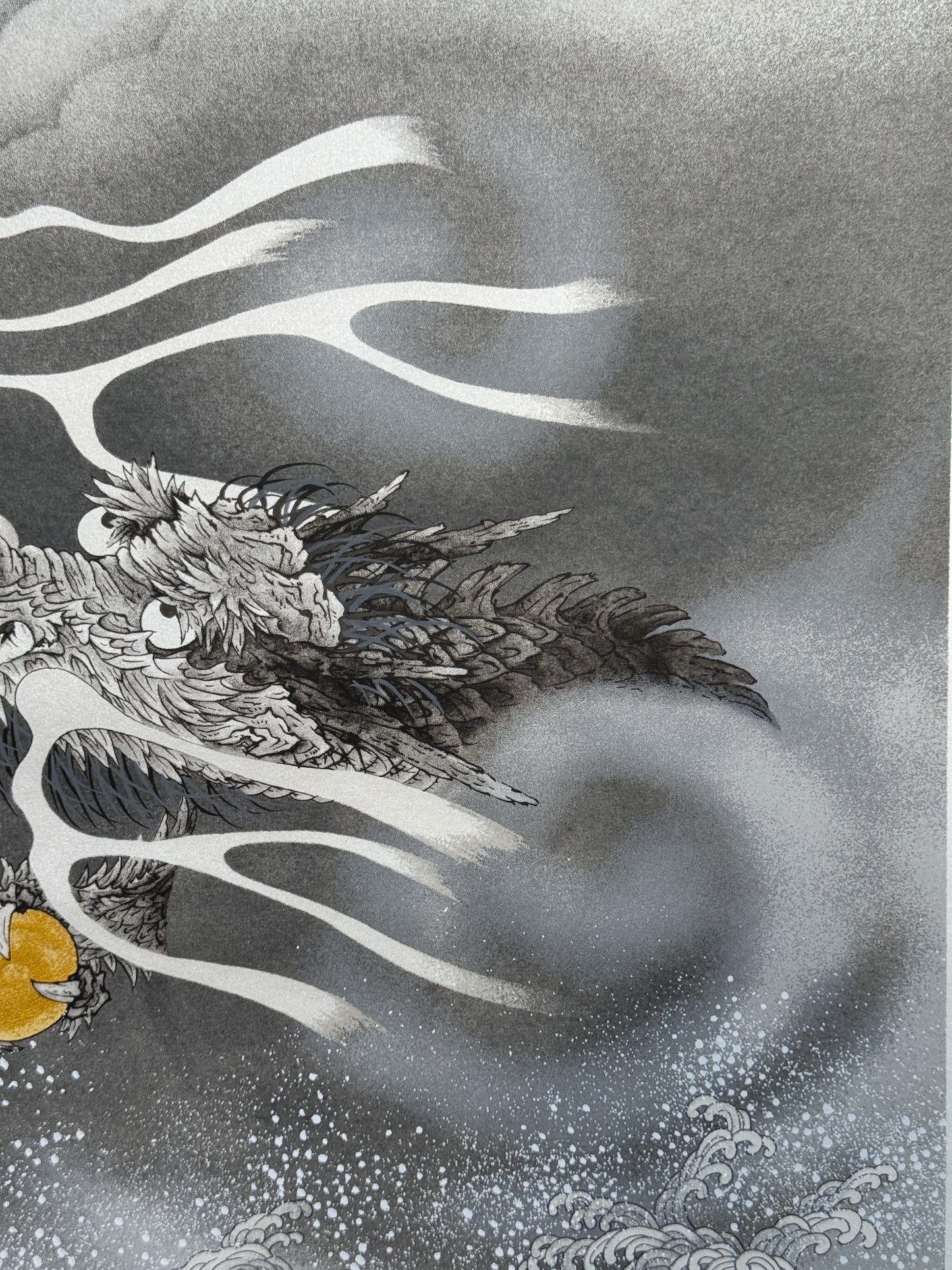 Sérigraphie Japonaise d'un Dragon et du Mont Fuji. tourbillons de brume entre les eaux et le dragon