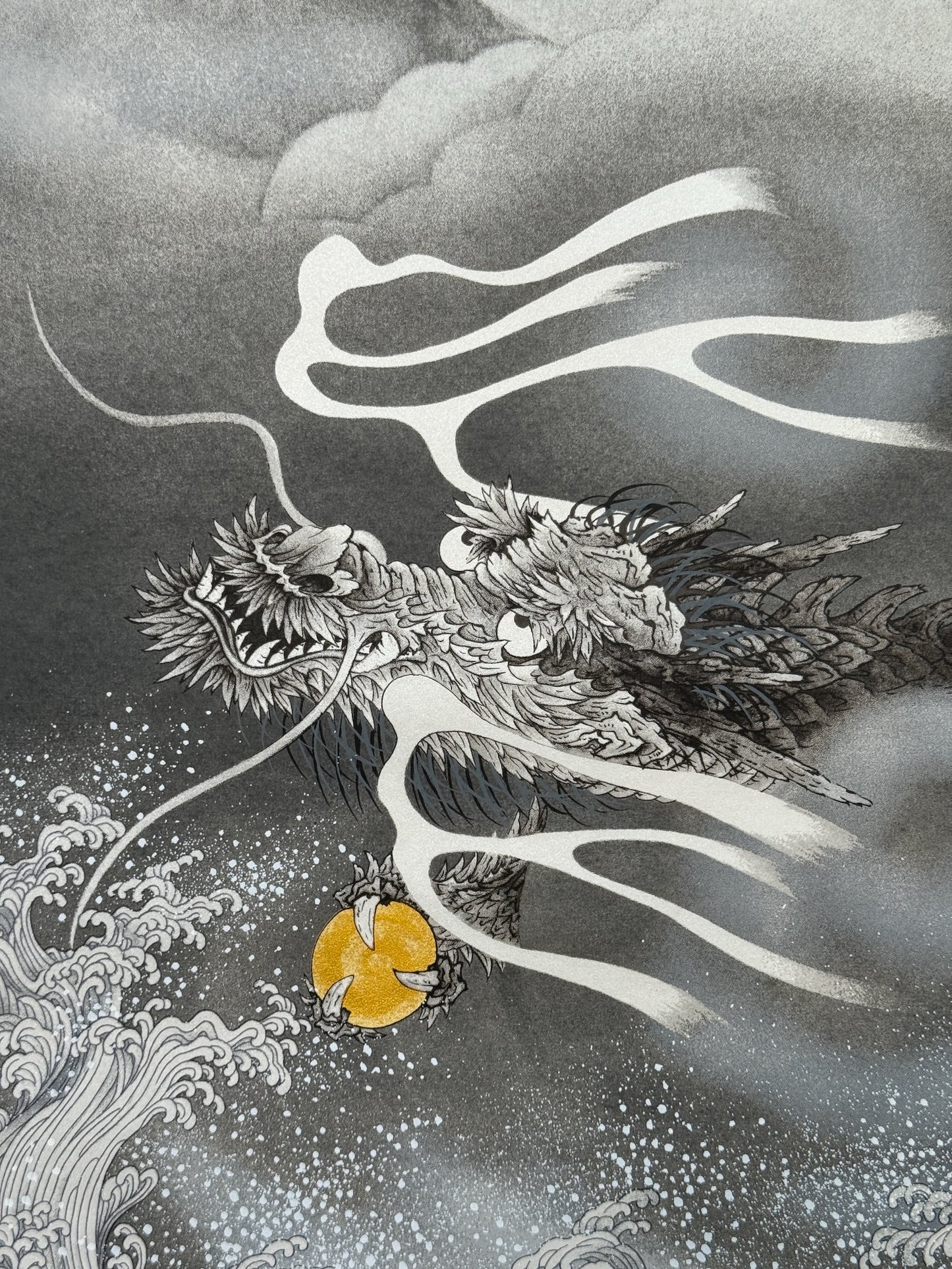 Sérigraphie Japonaise d'un Dragon et du Mont Fuji. Tête du dragon avec perle jaune entre ses griffes, longues moustaches blanches