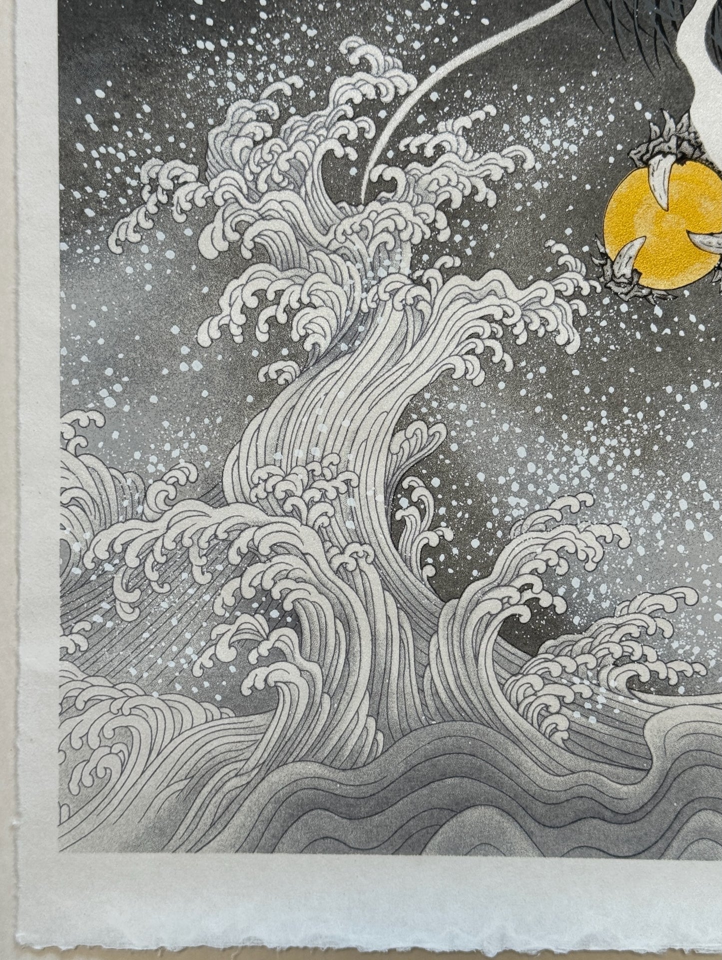 Sérigraphie Japonaise d'un Dragon et du Mont Fuji. Jaillit de la brume au dessus des vagues déchainées blanches et grises.