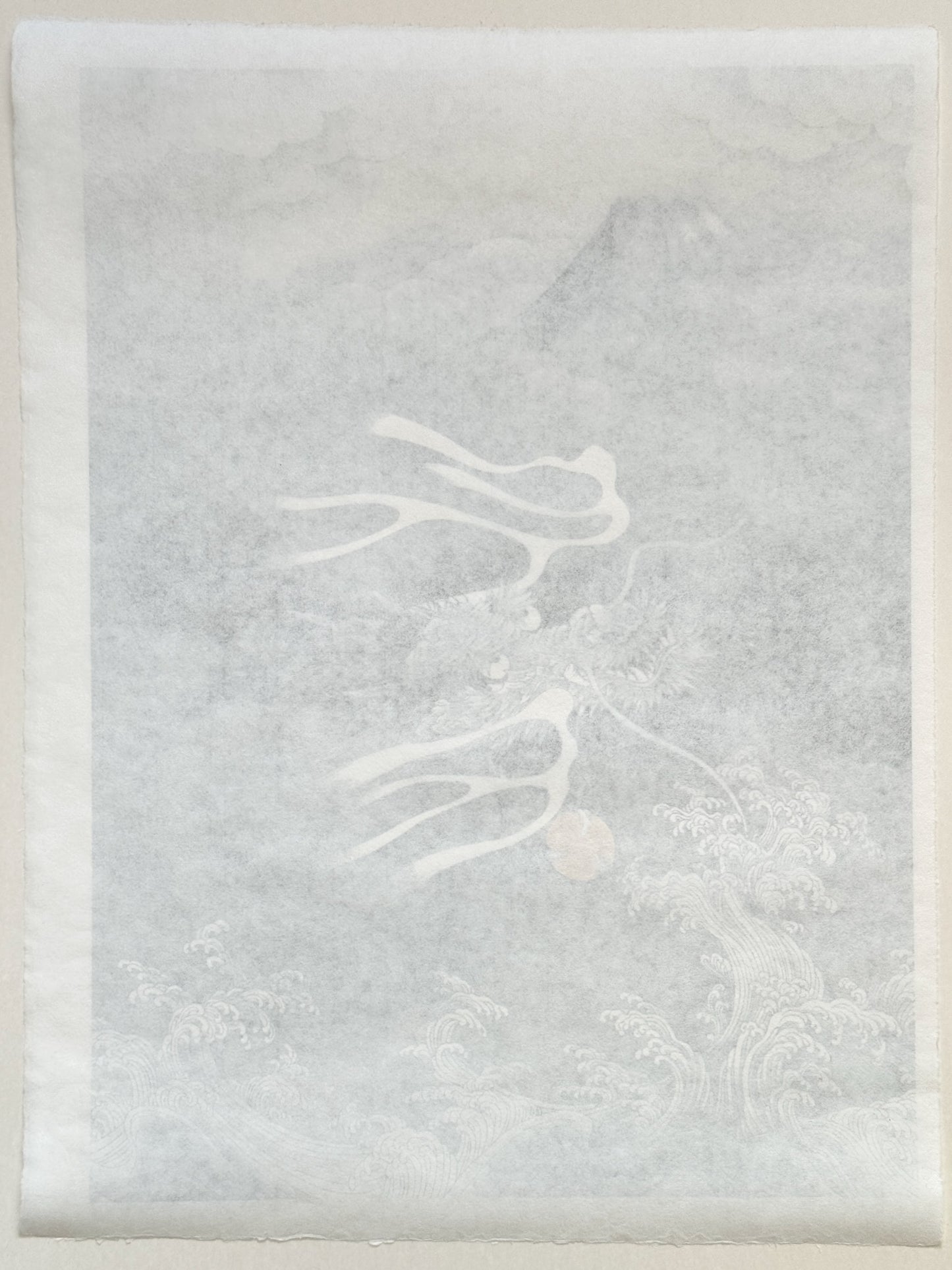 Sérigraphie Japonaise d'un Dragon et du Mont Fuji. Jaillit de la brume au dessus des vagues déchainées blanches et grises, nuages épais autour de la montagne. dos estampe