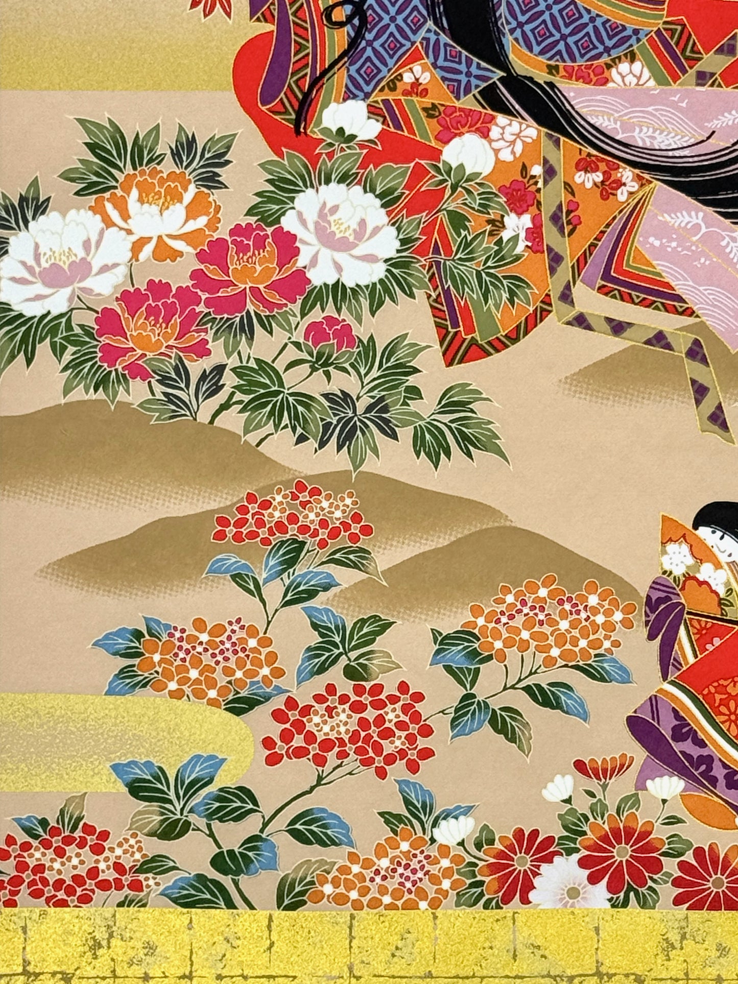 Sérigraphie japonaise de femmes Heian dans un jardin fleuri, gros plan sur les pivoines et hortensia