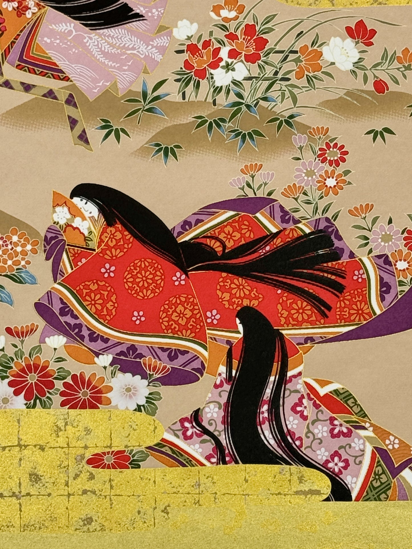 Sérigraphie japonaise de femmes Heian dans un jardin fleuri, gros plan sur femme en kimono rouge