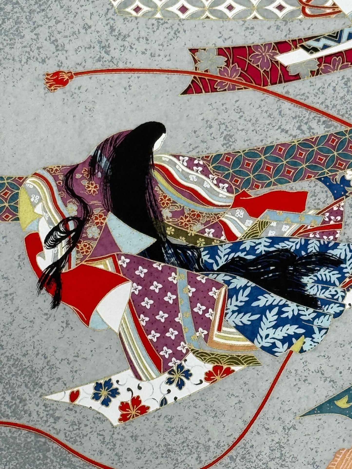 Sérigraphie japonaise artisanale avec joueur de flûte et dames de cour Heian, gros plan sur le kimono d'une dame