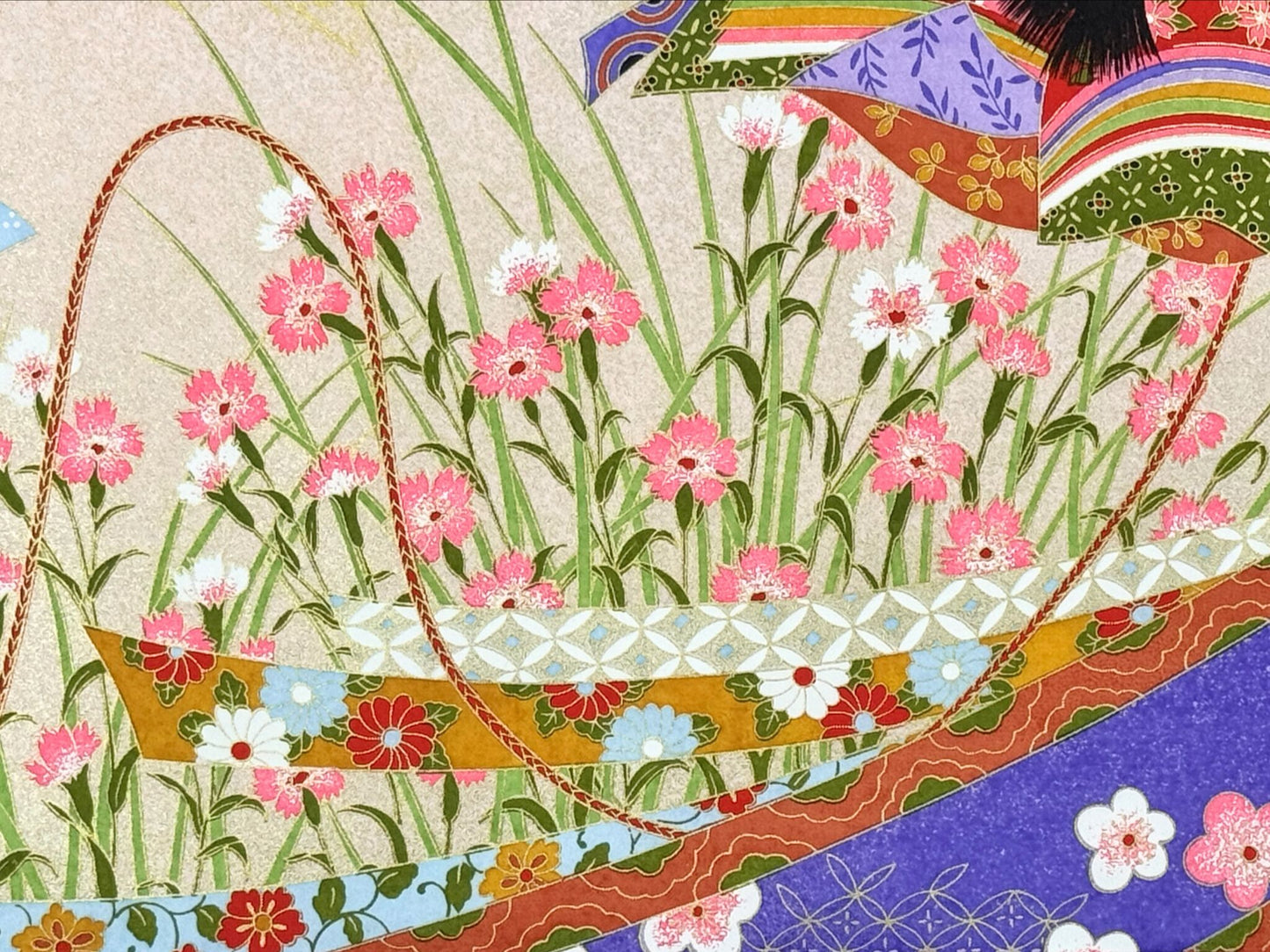 Sérigraphie japonaise grand format représentant une scène du Genji Monogatari avec des personnages de cour et les représentations de quatre saisons, gros plan sur les fleurs
