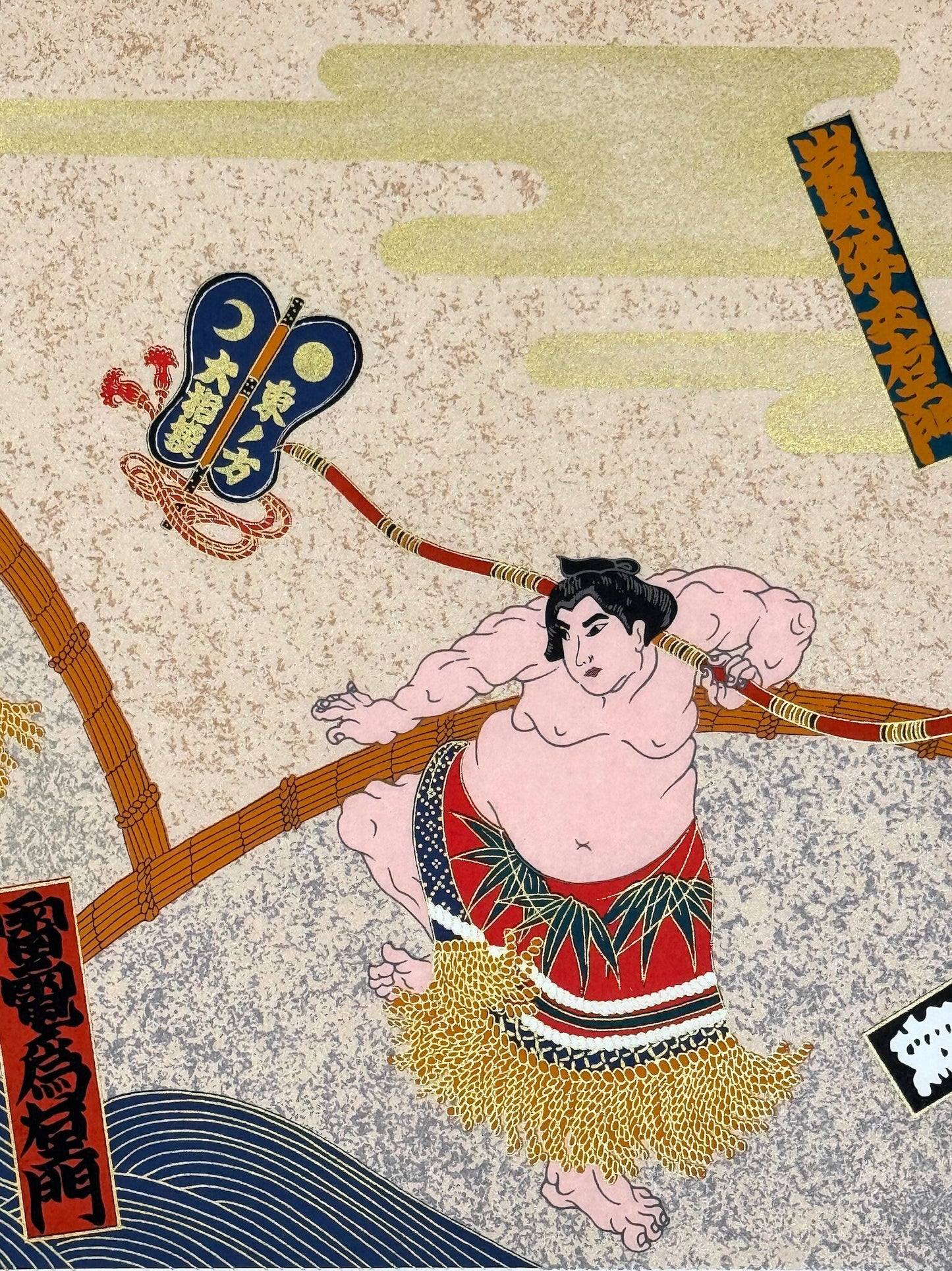 Sérigraphie japonaise de lutteurs de sumo en habits cérémoniels, gros plan sur un sumo à la jupe motif bambou