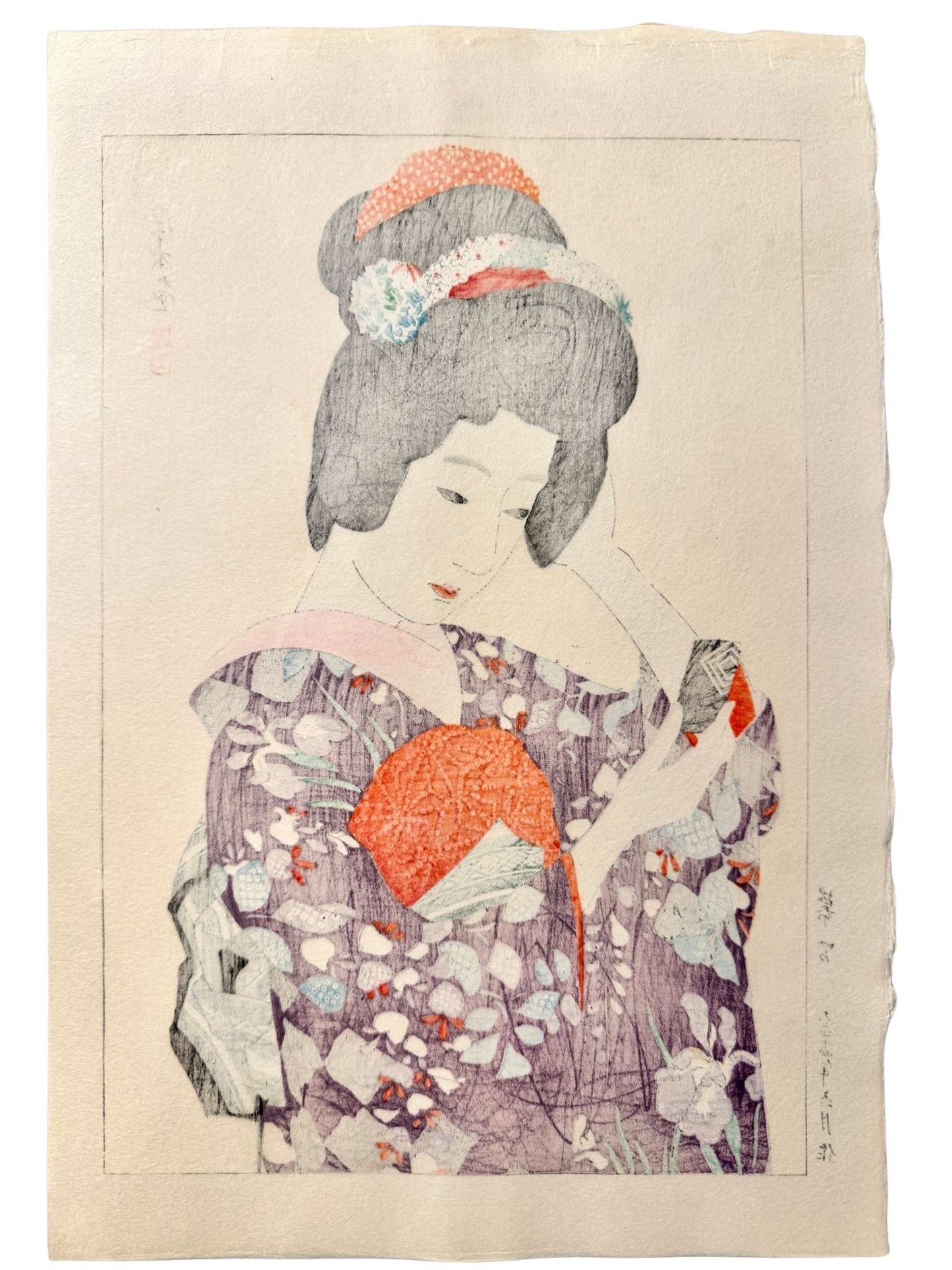 estampe japonaise de Shinsui to, femme arrangeant sa coiffure devant un miroir de poche, vêtue d'un kimono fleuri, verso de l'estampe