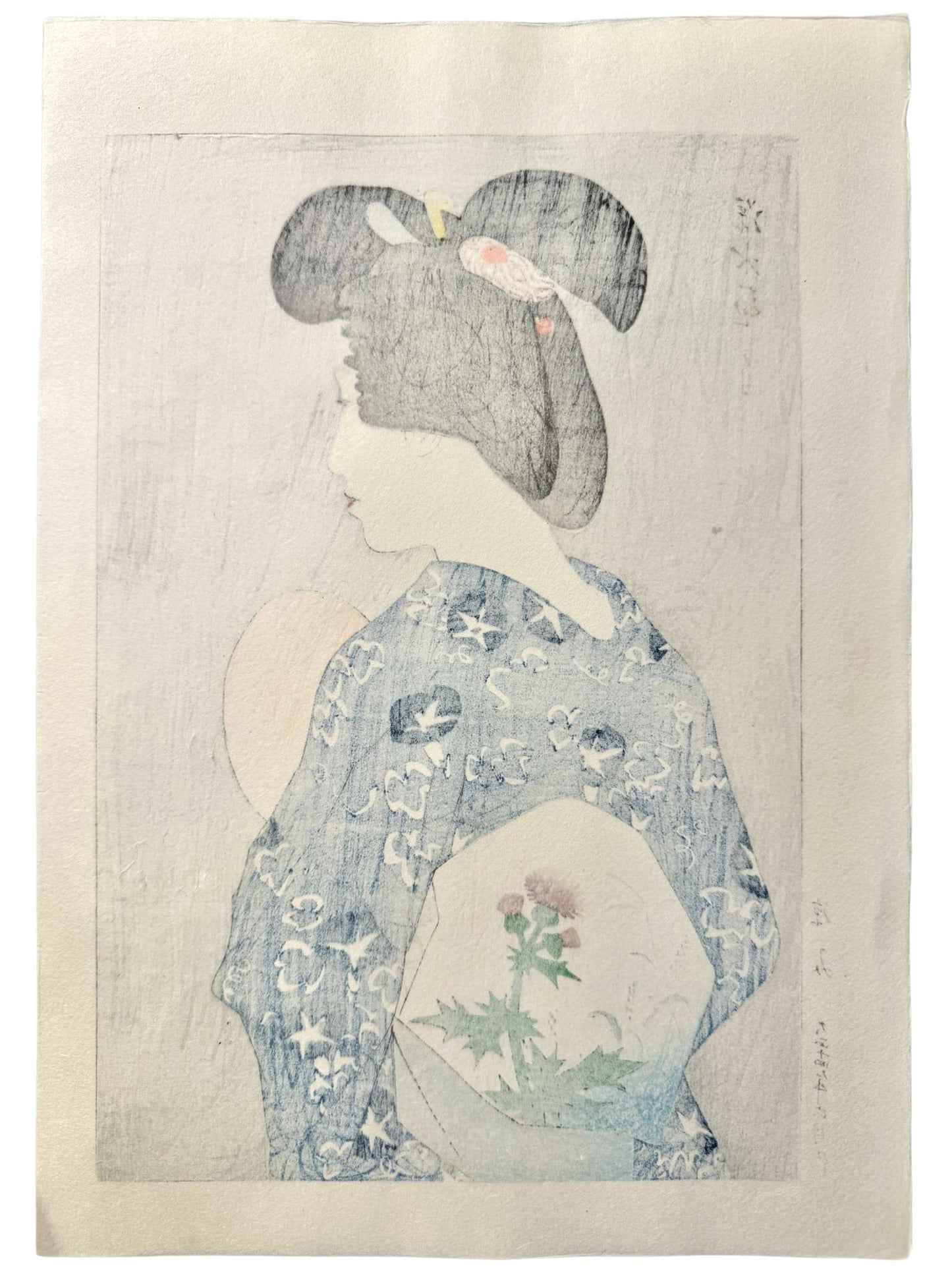 estampe japonaise de Shinsui ito, femme vu de dos, avec kimono bleu et ceinture obi avec motif de fleur, verso de l'estampe