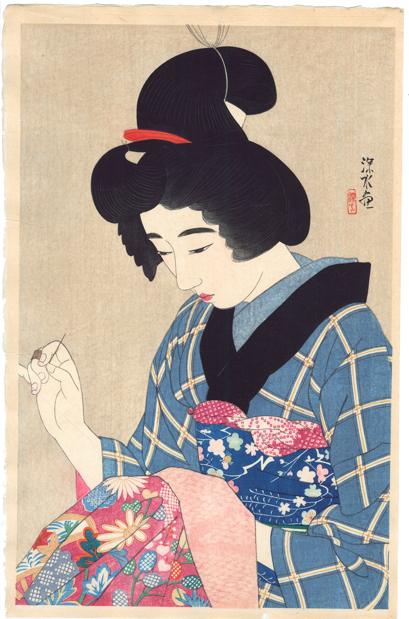 Estampe japonaise de Itō Shinsui représentant une femme en kimono cousant un kimono.