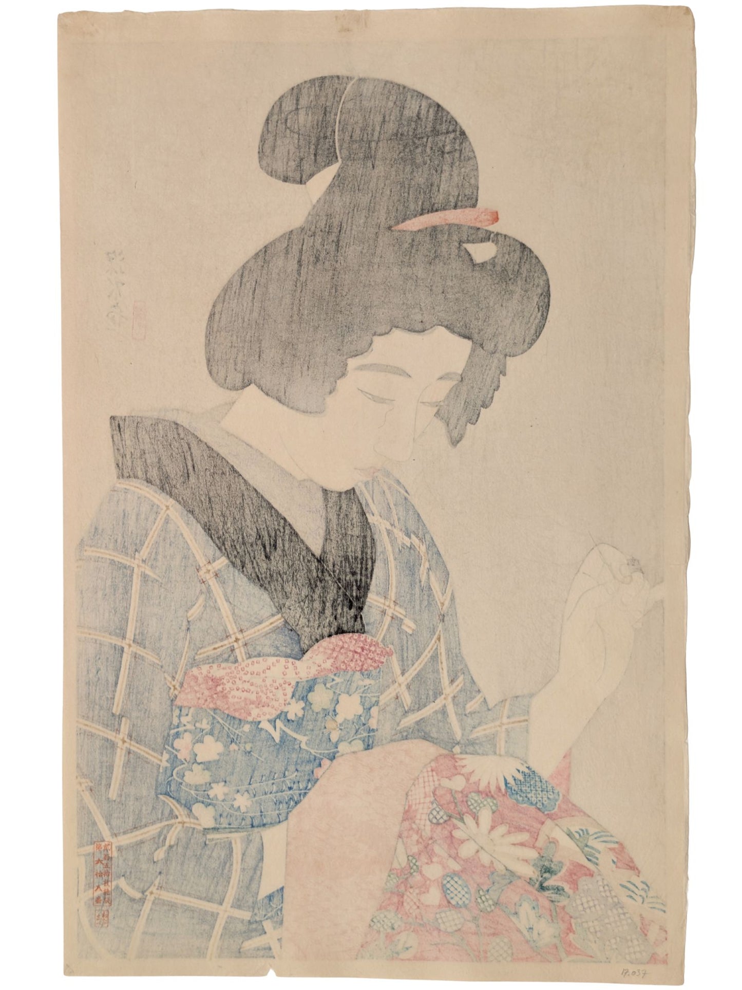 Estampe japonaise de Itō Shinsui représentant une femme en kimono cousant un kimono, le verso de l'estampe