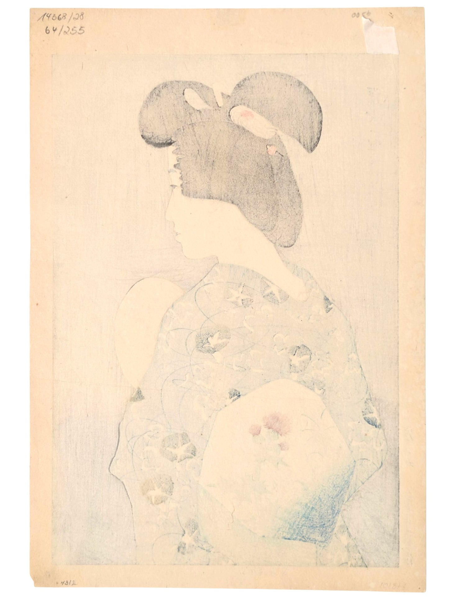 estampe japonaise de Ito Shinsui représentant Une femme en yukata bleu à motifs floraux vue de dos, tenant un éventail rose et portant un obi orné d’un chardon, dans une estampe élégante d’Itō Shinsui évoquant la fin de l’été, le verso