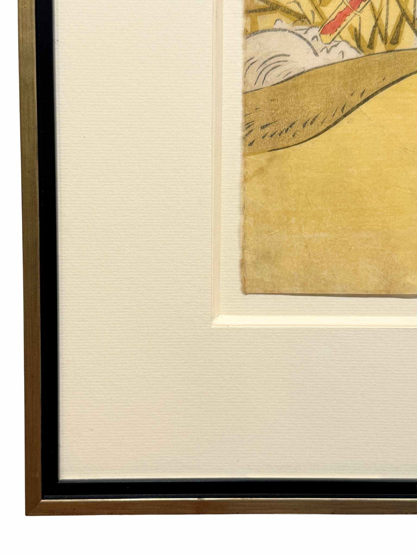 estampe japonaise encadrée de Katsukawa Shunsen acteur kabuki kimono noir avec deux sabres à la ceinture et froisse papier, gros plan sur l'angle du cadre noir et or.