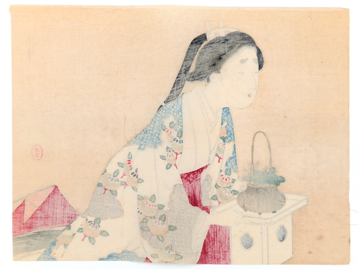 Estampe japonaise de Mizuno Toshikata représentant une femme en kimono agenouillée devant une corbeille de fleurs, pratiquant l’ikebana. Dos estampe
