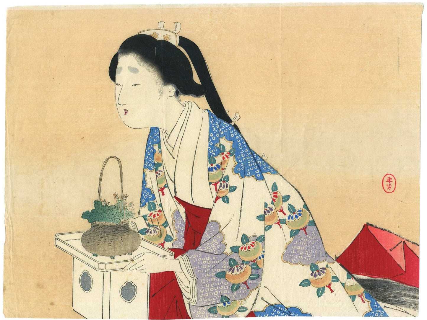 Estampe japonaise de Mizuno Toshikata représentant une femme en kimono agenouillée devant une corbeille de fleurs, pratiquant l’ikebana.