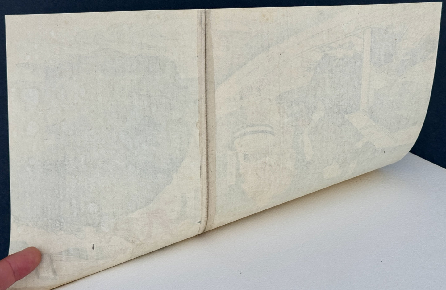 estampe japonaise de Toyokuni 1 Utagawa, Deux hommes en kimono debout dans une barque accostée, deux hommes arrivant pour embarquer avec shamisen, dos de l'estampe