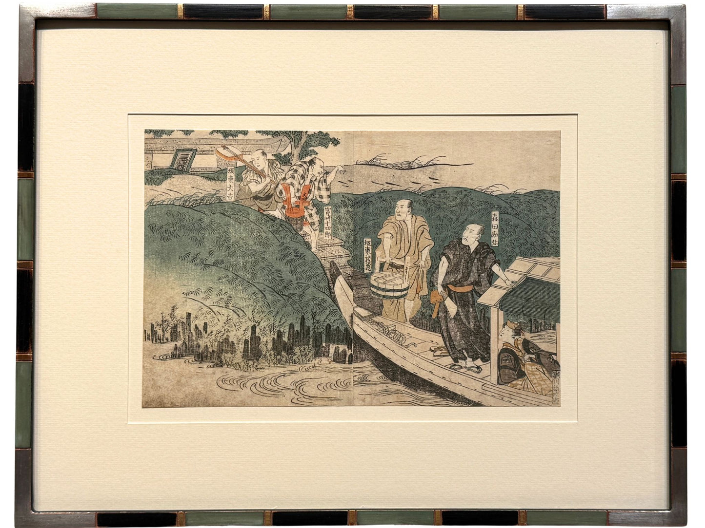 estampe japonaise encadrée de Toyokuni 1 Utagawa, Deux hommes en kimono debout dans une barque accostée, deux hommes arrivant pour embarquer avec shamisen. Avec cadre artisanal angles argent, bague or et alternance de vert et noir