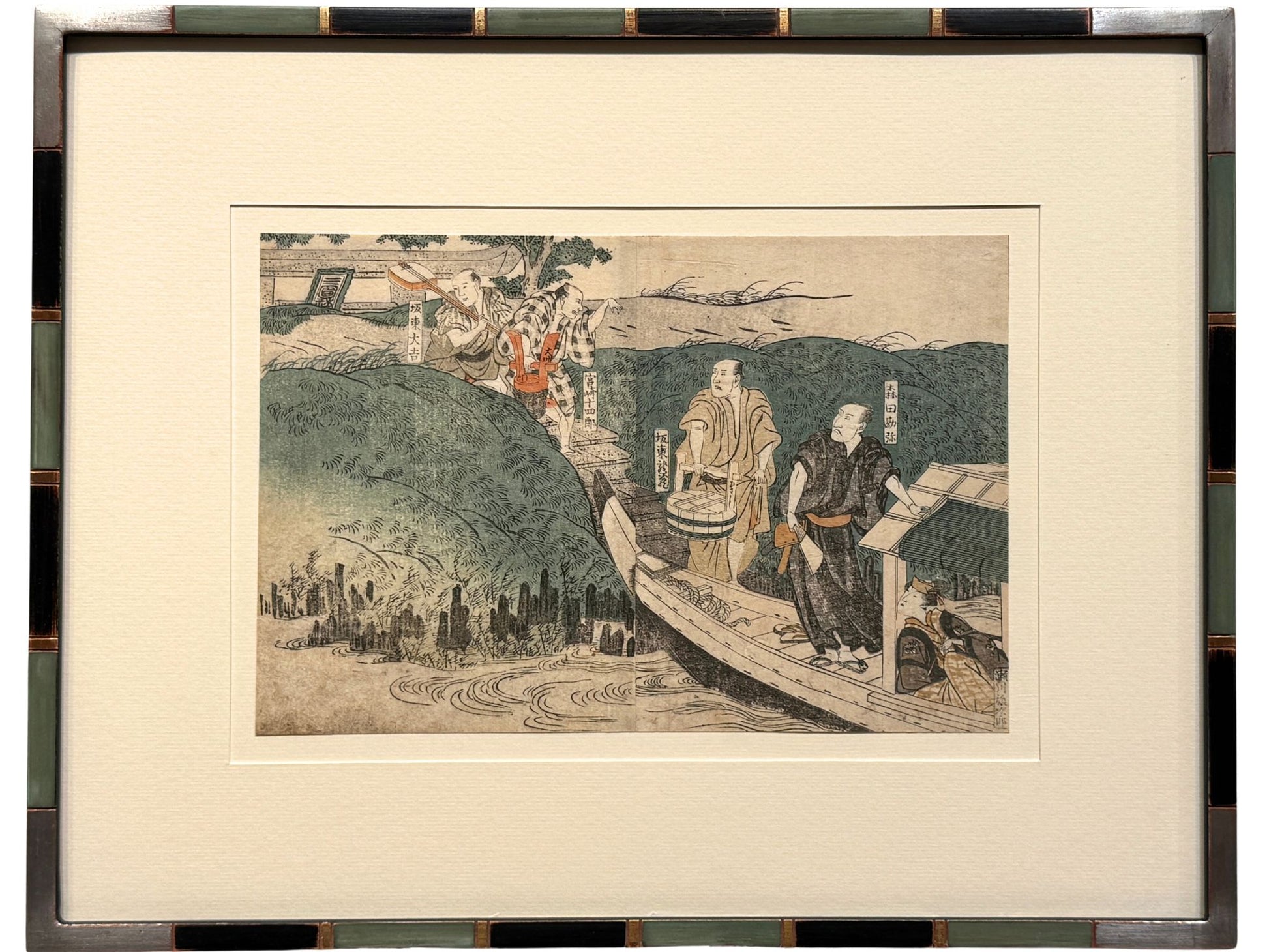 estampe japonaise encadrée de Toyokuni 1 Utagawa, Deux hommes en kimono debout dans une barque accostée, deux hommes arrivant pour embarquer avec shamisen. Avec cadre artisanal angles argent, bague or et alternance de vert et noir
