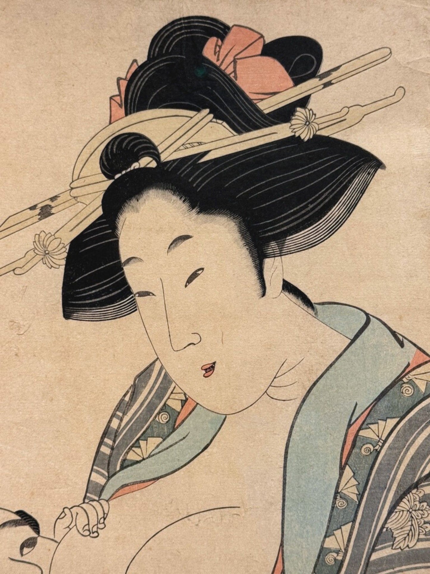 estampe japonaise encadrée de Tsukimaro, femme seins nus allaitant son enfant, gros plan sur le visage de la mère