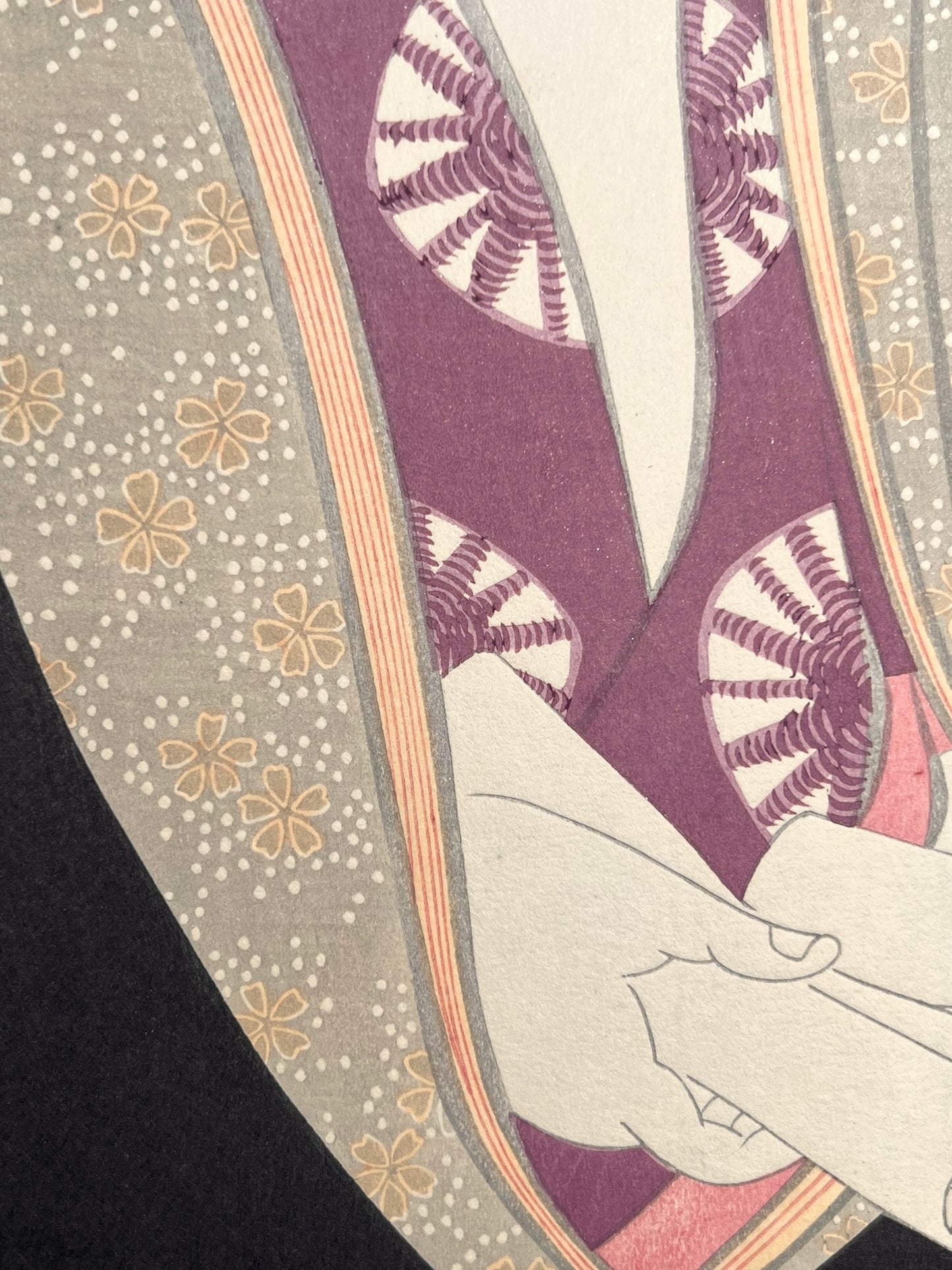 Estampe japonaise de Utamaro, portrait d’une femme tenant une lettre d’amour dans ses mains, gros plan sur le kimono et les mains