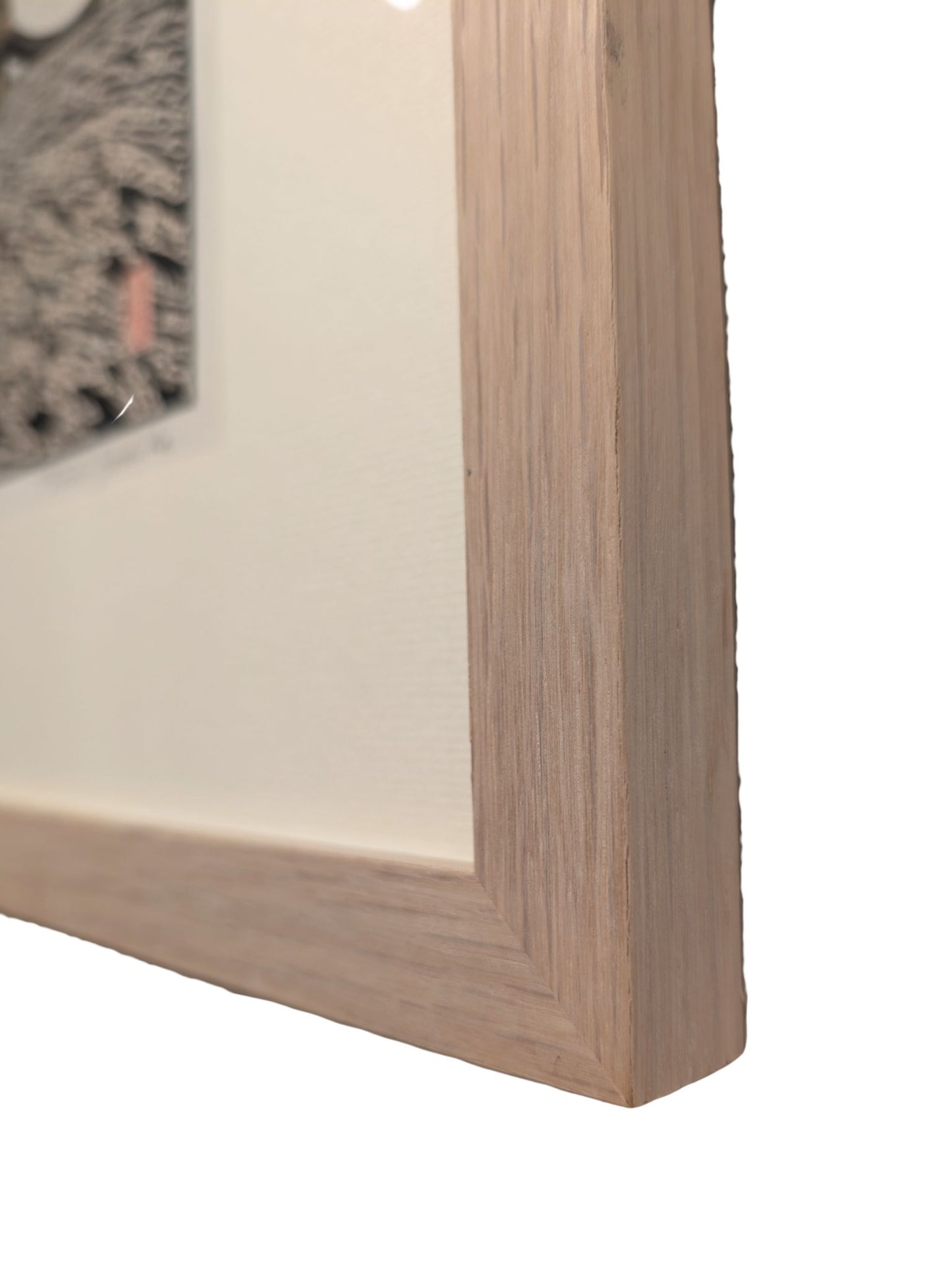 Estampe japonaise de Yoshida Toshi, lion couché, attitude majestueuse. Avec cadre en chêne, gros plan sur l'angle du cadre