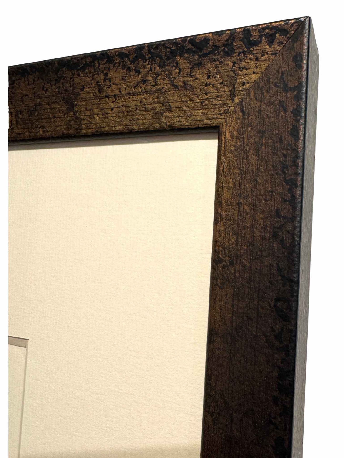 Estampe Japonaise triptyque encadrée de Yoshikazu représentant une bataille entre samourai en armure à cheval, gros plan sur l'angle du cadre or patiné noir