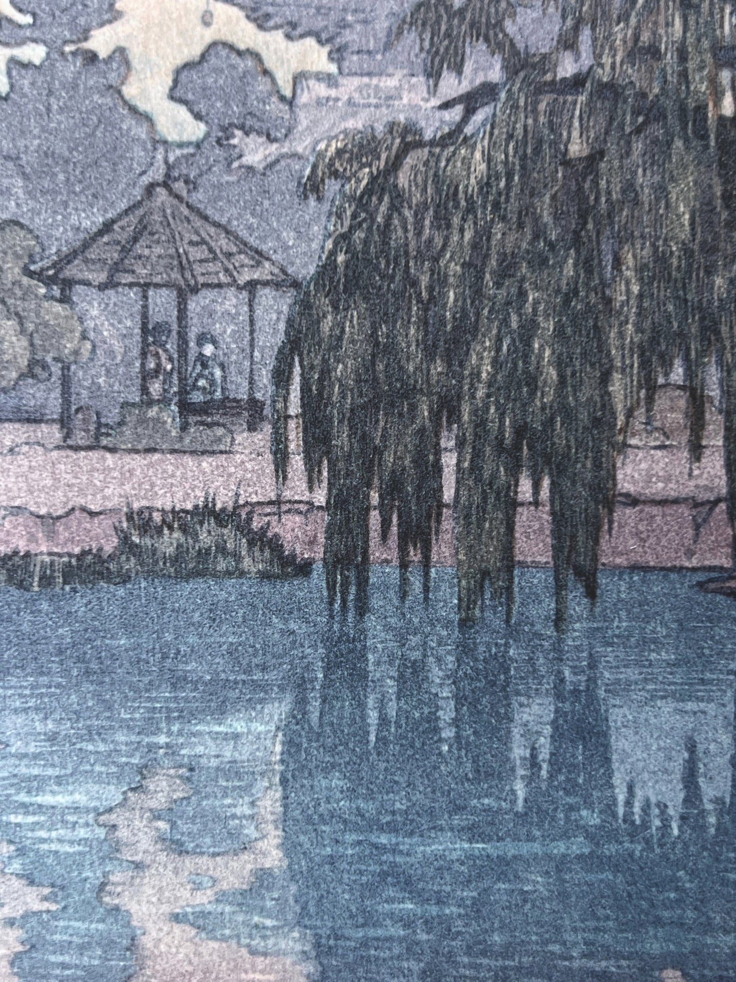 Saule pleureur, reflet dans l'eau, kiosque japonais.